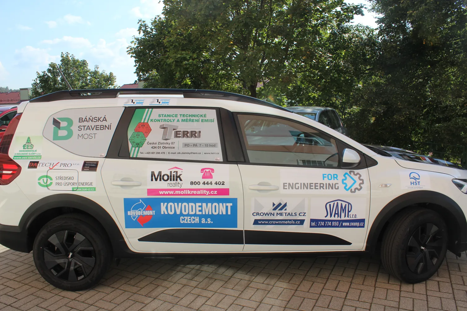Automobil projektu Auto pomáhá s logem BÁŇSKÉ STAVEBNÍ MOST na boku