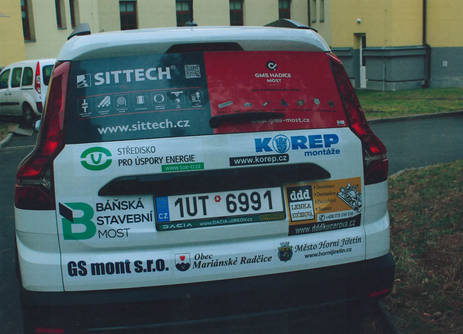 Automobil projektu Auto pomáhá dětem s logy partnerů, mezi nimi BÁŇSKÁ STAVEBNÍ MOST