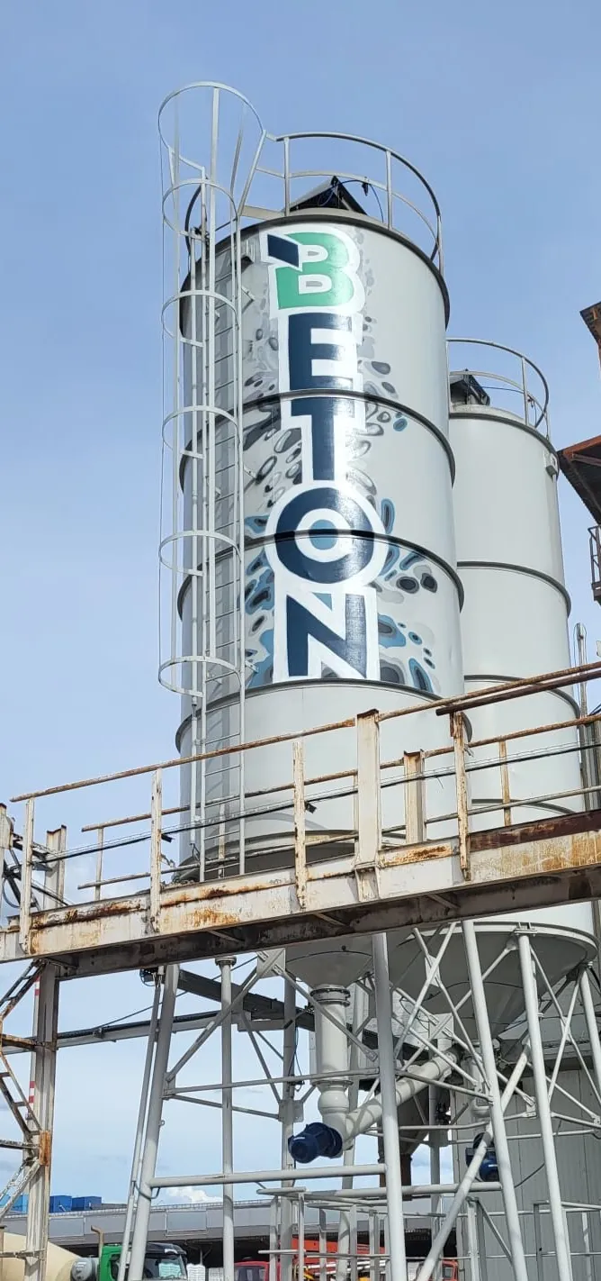 Sila betonárny s nápisem BETON